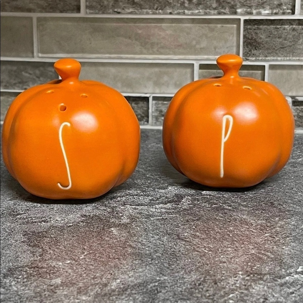 NWT Rae Dunn  SALT PEPPER SHAKERS PUMPKIN RETRO